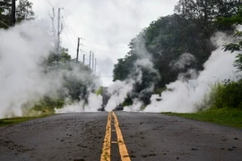 Khói bốc lên tại vùng Đảo Lớn sau khi núi lửa Kilauea phun trào. (Nguồn: AFP/TTXVN)