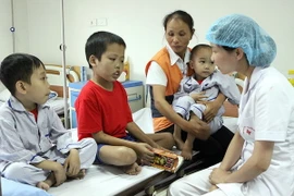 Điều trị cho bệnh nhân Thalassemia tại Viện Huyết học-Truyền máu Trung ương. (Ảnh: Dương Ngọc/TTXVN)