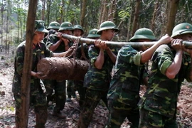 Công ty xử lý bom mìn vật nổ 319 phối hợp với Ban chỉ huy quân sự huyện Hải Hà tiến hành xử lý và di chuyển thành công quả bom về điểm hủy nổ an toàn. (Ảnh: Văn Đức/TTXVN)