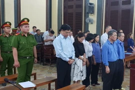 Các bị cáo nghe Hội đồng xét xử tuyên án. (Ảnh: Thành Chung/TTXVN)