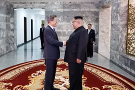 Tổng thống Hàn Quốc Moon Jae-in (trái) trong cuộc gặp nhà lãnh đạo Triều Tiên Kim Jong-un (phải, phía trước) tại làng đình chiến Panmunjom ngày 26/5. (Nguồn: THX/TTXVN)
