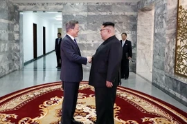 Tổng thống Hàn Quốc Moon Jae-in (trái) trong cuộc gặp nhà lãnh đạo Triều Tiên Kim Jong-un (phải, phía trước) tại làng đình chiến Panmunjom ngày 26/5. (Nguồn: THX/TTXVN)