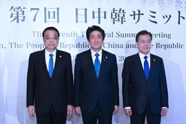 Thủ tướng Trung Quốc Lý Khắc Cường (trái), Tổng thống Hàn Quốc Moon Jae-in (phải) và Thủ tướng Nhật Bản Shinzo Abe (giữa) tại hội nghị thượng đỉnh Trung-Nhật-Hàn lần thứ 7. (Nguồn: THX/TTXVN)
