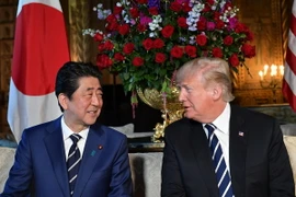 Tổng thống Donald Trump (phải) và Thủ tướng Shinzo Abe (trái) trong cuộc gặp tại Palm Beach, Florida, Mỹ ngày 17/4. (Nguồn: AFP/TTXVN)