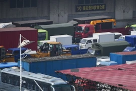 Xe tải chở hàng hóa tại thành phố Đan Đông. (Nguồn: AFP/TTXVN)