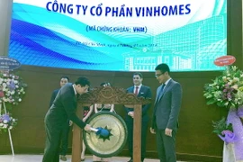 Đại diện Vinhomes đánh cồng khai trương ngày giao dịch đầu tiên. (Ảnh: Mỹ Phương/TTXVN)