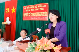Phó Chủ tịch nước Đặng Thị Ngọc Thịnh phát biểu tại buổi tiếp xúc cử tri huyện Mang Thít, tỉnh Vĩnh Long. (Ảnh: Phạm Minh Tuấn/TTXVN)