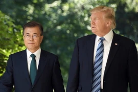 Tổng thống Mỹ Donald Trump (phải) và Tổng thống Hàn Quốc Moon Jae-in (trái) trong cuộc gặp tại Nhà Trắng ở Washington, DC ngày 30/6/2017. (Nguồn: AFP/TTXVN)