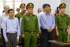 Bị cáo Đinh La Thăng cùng sáu đồng phạm trong vụ án góp vốn 800 tỷ đồng của PVN vào Ngân hàng OceanBank. Ảnh: Doãn Tấn/TTXVN)