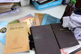 Tài liệu truyền đạo và cái gọi là ''nước thánh'' của Hội thánh của Đức Chúa Trời Mẹ. (Ảnh: Tư liệu do Công an Lai Châu cung cấp/TTXVN phát)