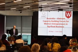 Giáo sư Barney Glover, Phó Chủ tịch thường trực Đại học Tây Sydney, phát biểu tại phiên khai mạc Diễn đàn. (Ảnh: Diệu Linh/TTXVN)