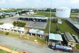 Khu trạm pha chế xăng sinh học E5 của PVOIL Nhà Bè (Thành phố Hồ Chí Minh). (Ảnh: Huy Hùng/TTXVN)