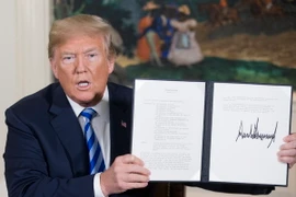 Tổng thống Mỹ Donald Trump giơ Bản ghi nhớ về việc rút Mỹ khỏi JCPOA. (Nguồn: EPA/TTXVN)