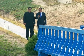 Tổng thống Hàn Quốc Moon Jae-in (phải) và nhà lãnh đạo Triều Tiên Kim Jong-un cùng đi bộ tại làng đình chiến Panmunjom. (Nguồn: Yonhap/TTXVN)