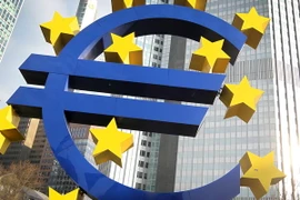 Biểu tượng đồng euro trước trụ sở cũ của ECB ở Frankfurt, Đức. (Nguồn: AFP/TTXVN)
