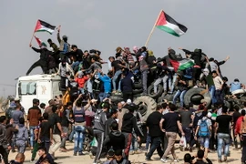 Người dân Palestine tham gia biểu tình ở phía Đông Dải Gaza ngày 27/4. (Nguồn: AFP/TTXVN)