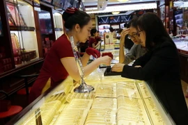 Khách hàng giao dịch tại công ty vàng Bảo Tín Minh Châu (Hà Nội). (Ảnh: Trần Việt/TTXVN)