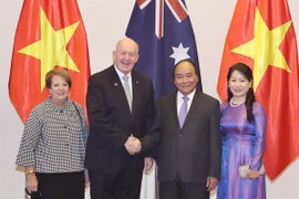 Thủ tướng Nguyễn Xuân Phúc và Phu nhân chụp ảnh chung với Toàn quyền Australia Peter Cosgrove và Phu nhân. (Ảnh: Thống Nhất/TTXVN)