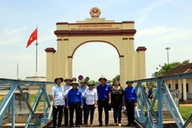 Đoàn tham quan di tích cầu Hiền Lương lịch sử. (Ảnh: Trịnh Bang Nhiệm/TTXVN)