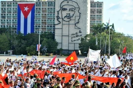 Quốc kỳ Việt Nam và hình ảnh Chủ tịch Hồ Chí Minh cũng in dấu ấn trong cuộc tuần hành 1/5 tại Cuba. (Ảnh: Lê Hà/TTXVN)