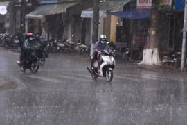 Mưa trên địa bàn thành phố Buôn Ma Thuột. (Ảnh: Phạm Cường/TTXVN)