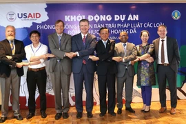 Các đại biểu chụp ảnh chung tại Lễ khởi động dự án. (Ảnh: Vũ Sinh/TTXVN)