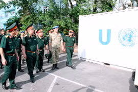 Thượng tướng Nguyễn Chí Vịnh kiểm tra trang thiết bị mà Bệnh viện dã chiến sẽ mang theo tới Nam Sudan. (Ảnh: Đinh Hằng/TTXVN)