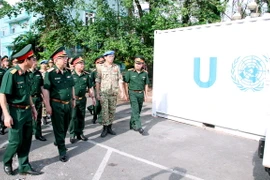 Thượng tướng Nguyễn Chí Vịnh kiểm tra trang thiết bị mà Bệnh viện dã chiến sẽ mang theo tới Nam Sudan. (Ảnh: Đinh Hằng/TTXVN)