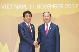 Chủ tịch nước Trần Đại Quang, Chủ tịch Hội nghị Cấp cao APEC lần thứ 25 đón Thủ tướng Nhật Bản Shinzo Abe đến dự Hội nghị. (Ảnh: TTXVN)