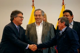 Trưởng đoàn đàm phán Chính phủ Colombia Gustavo Bell (trái) và đại diện đàm phán ELN Pablo Beltran trong cuộc họp báo thông báo nối lại hòa đàm tại Sangolqui, Ecuador. (Nguồn: AFP/TTXVN)