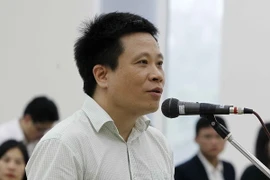 Bị cáo Hà Văn Thắm, nguyên Chủ tịch Hội đồng quản trị OceanBank tự bào chữa tại phiên tòa. (Ảnh: Văn Điệp/TTXVN)