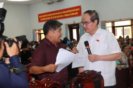 Bí thư Thành ủy Nguyễn Thiện Nhân tiếp xúc cử tri huyện Bình Chánh. (Ảnh: Thanh Vũ/TTXVN)