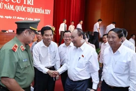 Thủ tướng Nguyễn Xuân Phúc với các cử tri quận Hồng Bàng tại buổi tiếp xúc. (Ảnh: Thống Nhất/TTXVN)