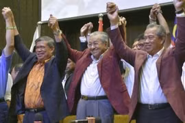Ông Mahathir Mohamad (giữa) mừng chiến thắng trong cuộc bầu cử Hạ viện Malaysia, tại Kuala Lumpur. (Nguồn: Kyodo/TTXVN)