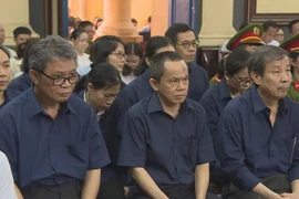 Các bị cáo Hoàng Văn Toàn, Trần Sơn Nam (từ trái qua) tại phiên tòa ngày 18/5. (Ảnh: Thành Chung/TTXVN)