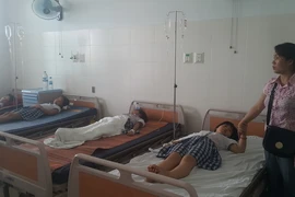 Các học sinh được điều trị tại bệnh viện Sản Nhi tỉnh Quảng Ngãi. (Ảnh: Đinh Thị Hương/TTXVN)