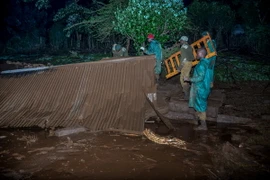 Tìm kiếm nạn nhân tại hiện trường vụ vỡ đập do mưa lớn ở Solai, Kenya. (Nguồn: AFP/TTXVN)
