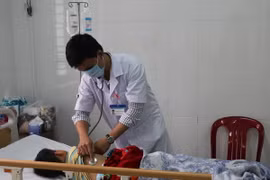 Chăm sóc bệnh nhân tại Bệnh viện đa khoa tỉnh Đắk Nông. (Ảnh: Ngọc Minh/TTXVN)