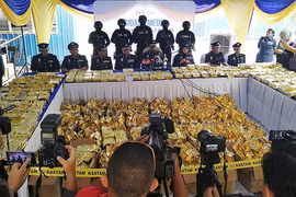 Nhà chức trách Malaysia tại buổi họp báo công bố tang vật vụ bắt giữ. (Nguồn: Reuters)