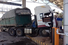 Hiện trường vụ tại nạn xe đầu kéo biển kiểm soát 49C-145.96 đam vào trạm thu phí. (Ảnh: Nguyễn Dũng/TTXVN)
