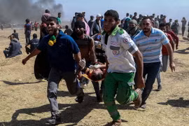 Chuyển người biểu tình Palestine bị thương sau các cuộc đụng độ với binh sỹ Israel tại khu vực biên giới Dải Gaza với Israel. (Nguồn: THX/TTXVN)
