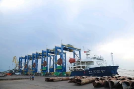 Quảng Ngãi xuất khẩu năm cẩu trục bánh lốp đến Ấn Độ 