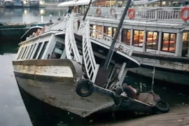 Mũi tàu vẫn gác lên bờ kè của bến cảng tàu Tuần Châu. (Ảnh: Văn Đức/TTXVN)