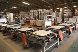 Dây chuyền sản xuất gạch men của Công ty Cổ phần gạch men TASA Phú Thọ. (Ảnh: Vũ Sinh/TTXVN)