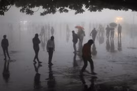 Mưa lớn tại bang Himachal Pradesh ngày 2/5. (Nguồn: AFP/TTXVN)