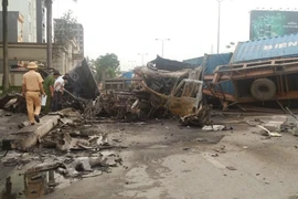 Hai xe container trên đang lưu thông trên đường Nguyễn Bỉnh Khiêm theo hướng từ cầu vượt Big C đi cảng Chùa Vẽ thì bất ngờ 1 xe bị mất lái va chạm với xe chạy cùng chiều. (Ảnh: TTXVN)