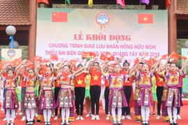 Thanh thiếu nhi Lạng Sơn và Quảng Tây cùng tham gia biểu diễn văn nghệ tại buổi lễ. (Ảnh: Ngọc Tùng/TTXVN)