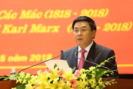 Giáo sư-tiến sỹ Nguyễn Xuân Thắng, Bí thư Trung ương Đảng, Chủ tịch Hội đồng Lý luận Trung ương, Giám đốc Học viện Chính trị quốc gia Hồ Chí Minh phát biểu. (Ảnh: Dương Giang/TTXVN)