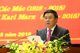 Giáo sư-tiến sỹ Nguyễn Xuân Thắng, Bí thư Trung ương Đảng, Chủ tịch Hội đồng Lý luận Trung ương, Giám đốc Học viện Chính trị quốc gia Hồ Chí Minh phát biểu. (Ảnh: Dương Giang/TTXVN)