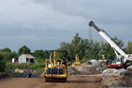 Thi công dự án đường Hồ Chí Minh đoạn Năm Căn-Đất Mũi. (Ảnh: Huy Hùng/TTXVN)